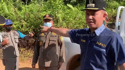 Gunung Mas district head Jaya Samaya Monong shuts down a Golden Agri-Resources subsidiary that had failed to provide plasma for more than a decade.